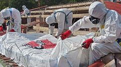 El amianto -en la foto, retirada de unas cubiertas por una empresa especializada- es un material cancer�geno que se us� durante d�cadas