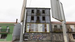 El catastro atribuye a este edificio de cuatro plantas 702 metros cuadrados construidos, con la antig�edad fijada en 1930. Es suelo urbano de uso residencial. Y est� en O Empalme de Bu�o, en una carretera que hist�ricamente tuvo mucho tr�fico y movimiento, entre Carballo y Malpica. En sus dependencias, durante m�s de medio siglo, habitaron decenas de familias de guardias civiles, algunas muy integradas con los a�os.