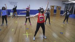 Araceli Losada (en primer plano) ense�� a sus alumnas de zumba de Santa Isabel una coreograf�a de �Terra� que tuvo una gran acogida en redes sociales gracias al v�deo que grabaron. Cuenta la instructora que �fue algo improvisado que surgi� ese d�a, despu�s de dar tres clases de Pilates, porque les encant� c�mo qued� el baile�.