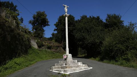 El cruceiro de Abu�n acaba de volver a instalarse en su lugar original, en el medio de una carretera secundaria de la parroquia de Santo Isidoro de Posmarcos de A Pobra