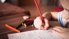 Una ni�a en un jard�n de infancia