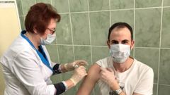 Juan Oliveira, vilagarciano residente en San Petersburgo, en el momento de ser vacunado con el preparado Sputnik