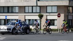 Imagen de unos ciclistas cruzando Ribeira, concello que mantiene activos una decena de contagios