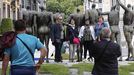 Un grupo de turistas se fotograf�a este lunes junto al monumento A la Concordia, de la escultora Esperanza d'Ors, ubicado en la plaza del Carbay�n, en Oviedo