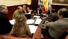El alcalde presidi� ayer la reuni�n celebrada ayer en el Concello con los colectivos afectados.