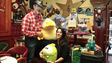 Laura Rey y su padre Juan Manuel muestran los juguetes que ya han empezado a donar los clientes del Rock Caf este ao pensando en los menores ms desfavorecidos.