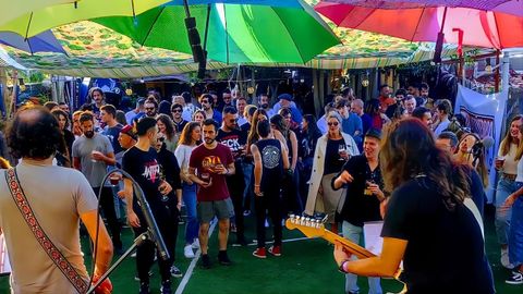BRISA (CESANTES - REDONDELA)
Los llamativos paraguas de colores que cubren el escenario del chiringo son ya toda una se�a de identidad. El Brisa, que no dispone de servicio de cocina, acoge alrededor de 50 conciertos y eventos a lo largo del verano. El domingo 16 act�an all� O?funk?illo.