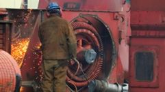 Un operario, en los trabajos de corte de una de las enormes piezas metal�rgicas de la central