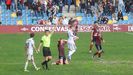 Momento en el que el colegiado del encuentro, Fernando Rom�n, anula el gol de Resende tras cinco minutos revisando la jugada.