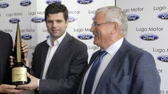 Genaro Saavedra (a la derecha), junto a su hijo Jenaro (izq), recibiendo un premio por parte de Ford Espa�a