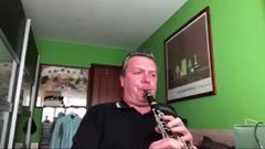 El director de la Banda Municipal de M�sica de Betanzos, Juan Ferrer, tocando