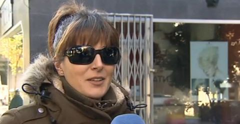 La esteticista Miriam D�az hablando frente al local que dirige en Alcorc�n, Studio 84.