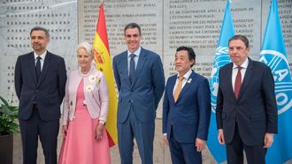 S&aacute;nchez, en el centro, acompa&ntilde;ado por &Aacute;lvaro Lario (izquierda), Cindy McCain, el director generalde la FAO, Qu Dongyu y el ministro Planas, a la derecha de la imagen
