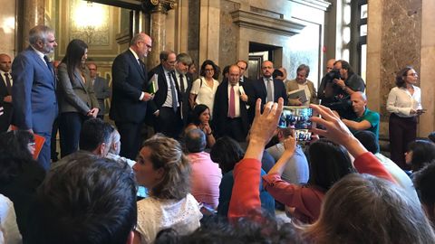 Periodistas parlamentarios protestan en la C�mara catalana contra agresiones al colectivo