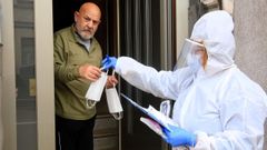 Reparto de mascarillas por parte del personal municipal en la calle Mor�n