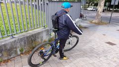 El due�o con la segunda bicicleta recuperada tras intentar fingir una compra con el presunto ladr�n