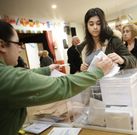 Paula, ejerciendo por vez primera su derecho al voto