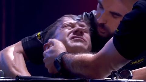 El mago, en el momento en el que sale del agua convulsionando