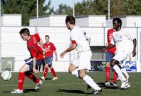 Un futbolista de la SD Chantada trata de controlar el bal�n en un partido en O Sango�edo.