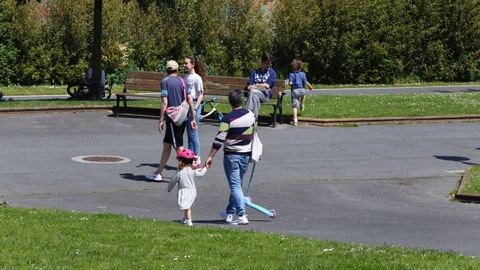 Gente paseando por los jardines de A Coru�a