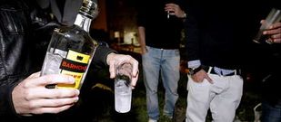El Concello de Santiago, que multa por beber en la calle, permiti� el botell�n de forma excepcional esta semana con motivo de las fiestas de la Ascensi�n.