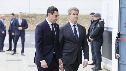 Juanma Moreno y N��ez Feij�o a su llegada al funeral