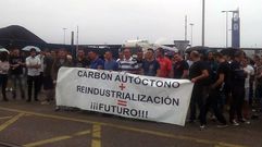 Un centenar de mineros corta el acceso al puerto de Avil�s en protesta por la importaci�n de carb�n.Un centenar de mineros corta el acceso al puerto de Avil�s en protesta por la importaci�n de carb�n 