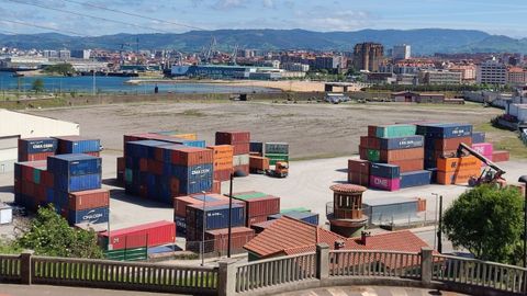 Contenedores en el Puerto de El Musel.