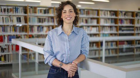 Rosa, ganadora de �Pasapalabra�, en la biblioteca de la Facultade de Filolox�a da Coru�a donde estudi�