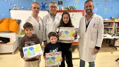 Los ganadores del concurso de postales navide�as del �rea sanitaria, Amadeo Antonio Seco Noguerol, Andr�s Taboada G�ndara y Noa Cribr�n Blanco, con �scar Carro, supervisor de enfermer�a; el gerente del Chuac, Luis Verde; y �lex �vila, neonat�logo y director asistencial