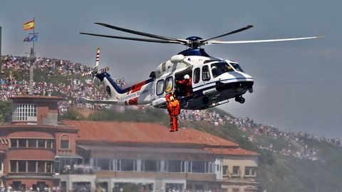 Helicóptero de salvamento marítimo AW 139 y CN 235 durante el Festival Aéreo de Gijón celebrado hoy en las inmediaciones de la playa de San Lorenzo.