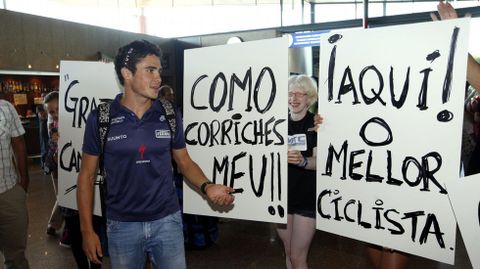 A su llegada al aeropuerto de Peinador en el 2010, tras haberse proclamado ganador de la Copa del Mundo de Triatl�n en Budapest.