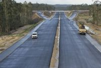 Imagen de las obras tomada ayer en el tramo de Nant�n, Cabana. Al fondo, uno de los enlaces con la AC-552. 