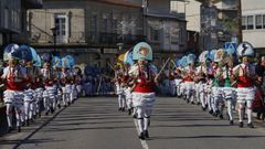 Desfile de cigarróns y recibimiento a la gente que sale de misa