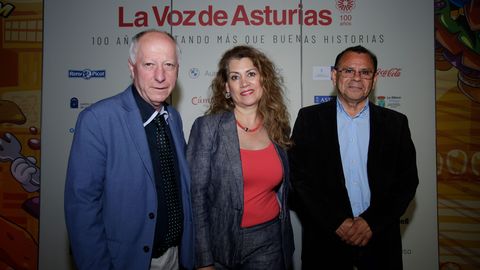 El presidente de Que hable Gijn, Jos Mara Surez Braa, junto con los compaeros de la junta directiva Carmen Marmolejo y Pedro Kimber