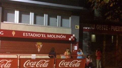 Las aficionadas matan el tiempo en El Molin�n