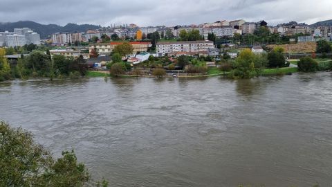 El Miño, desbordado a su paso por Ourense.
