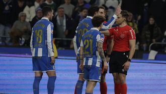 Jos&eacute; &Aacute;ngel le recrimina una decisi&oacute;n a Carlos Mu&ntilde;iz Mu&ntilde;oz durante el D&eacute;por-Racing.