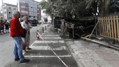 Francisco Fra, ante la carpinter�a de ribeira que ostenta en San Cibrao, que ardi� este martes