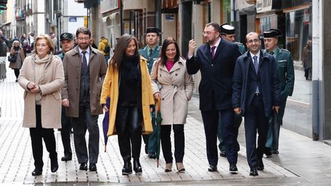 De izquierda a derecha, la delegada del Gobierno, Delia Losa; el consejero de Industria, Empleo y Promoci�n Econ�mica, Enrique Fern�ndez; la directora general de Igualdad, Nuria Varela; la concejala de Igualdad de Cangas del Narcea, Carmen L�pez; el presidente del Principado, Adri�n Barb�n, y el alcalde de Cangas del Narcea, Jos� V�ctor Rodr�guez