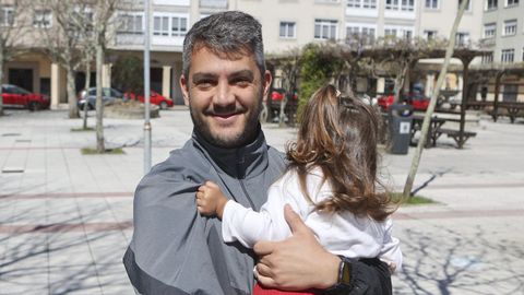 Luis Ferreiro con su hija Alma en la plaza de A Gándara
