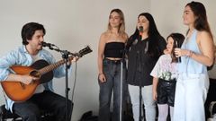 Si los asistentes piden otra cancin, Roi la interpreta. Los conciertos de la gira en las casas de sus seguidores son para romper esa barrera entre artista y espectador. En en Santiago, Luca y otras amigas se animaron a cantar con l.