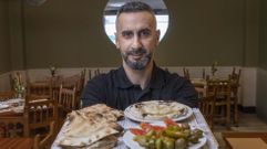 Ahmad muestra el plato estrella libaneses del restaurante Al Bely.