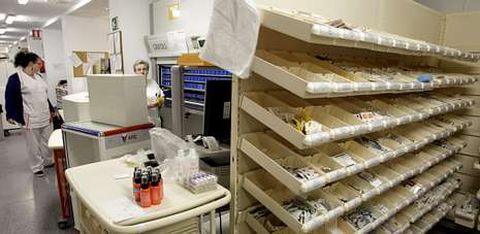 Un millar de enfermos cr�nicos recogen sus medicamentos en las farmacias de hospitales como el de A Coru�a (en la imagen).