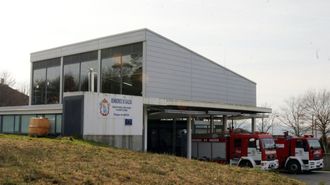 Sede del parque comarcal de bomberos de Arz�a, que actu� en los incendios de Melide