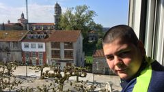 Dami�n Varela vive en el centro de Sobrado, con vistas al monasterio