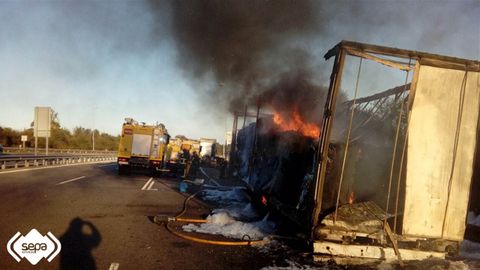 Aspecto del camin�n incendiado