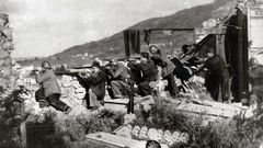 Voluntarios y guardias civiles defienden la posici�n de San Pedro de los Arcos de Oviedo durante la Guerra Civil. El cementerio, desde donde disparan, qued� parcialmente destruido durante los combates