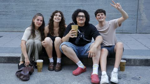 Cuatro j�venes de celebraci�n