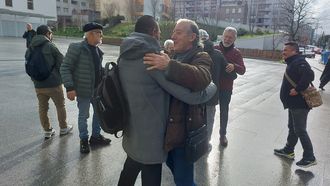 Abrazos de feligreses a los tripulantes nepal�es despu�s de que el cura Juan Antonio Terr�n�les acompa�ase el�pasado mi�rcoles�a conocer la sentencia,y confirmarse que no volver�n a prisi�n